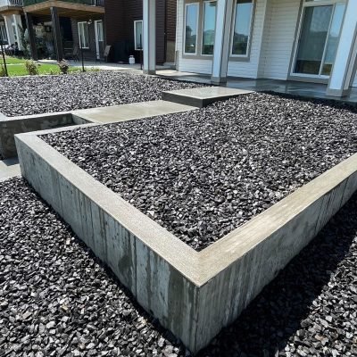 Concrete-Beds-with-Black-Gravel